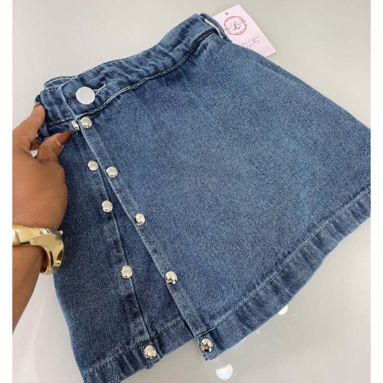 Short Saia Jeans com Fenda Lateral e Pinças com B