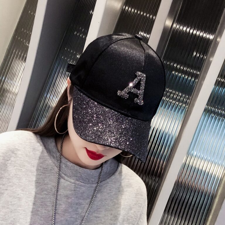 Boné de beisebol com lantejoulas e strass com let