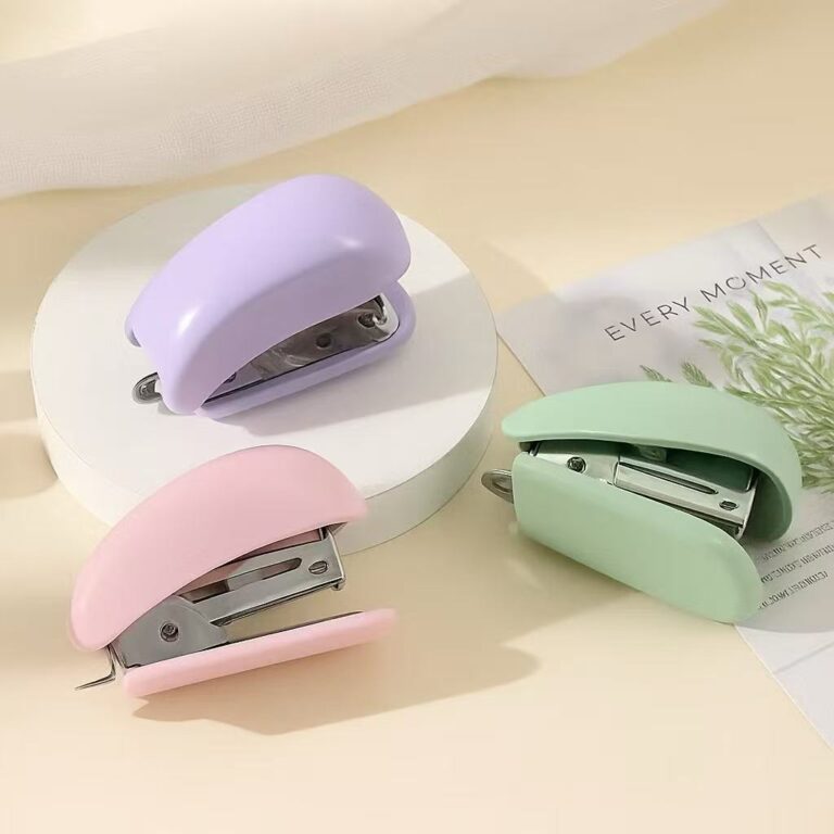 Mini Grampeador Portátil com Grampos  Compacto e 