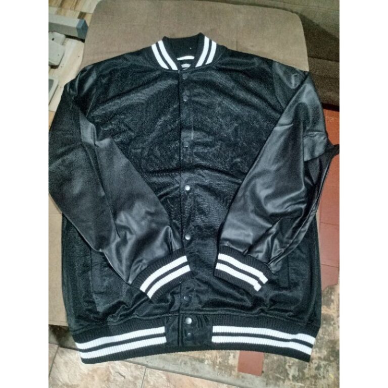 jaqueta college  lisa somente preta forrada