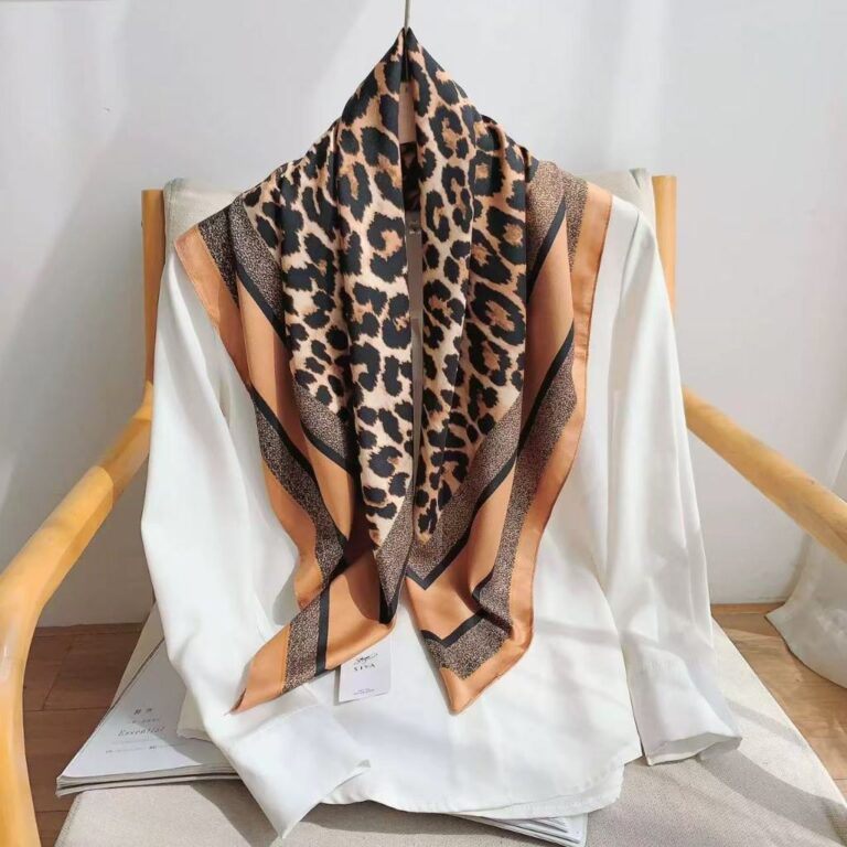 Lenço Com Acabamento De Cetim Estampa De Onça De