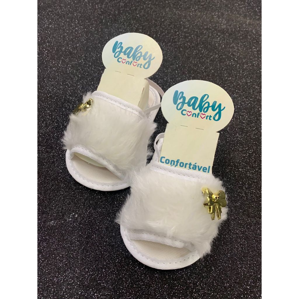 Sapatinho de bebê recém nascido – Pantufinha branca pelúcia com lacinho dourado Feminina