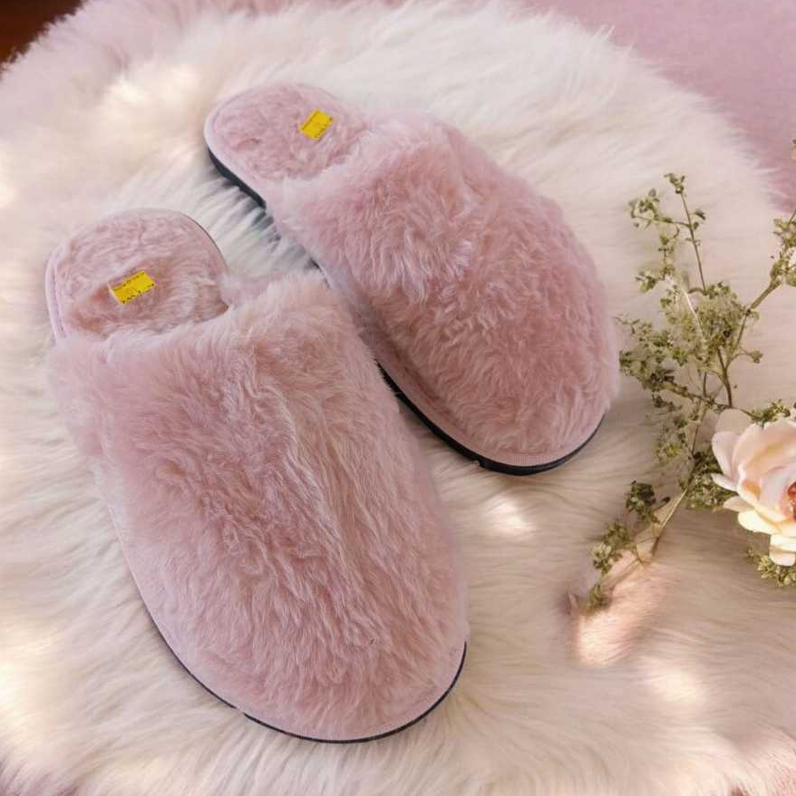 Chinelo Pantufa de pelúcia confortável, espuma interna, solado antiderrapante, unissex e cores varia