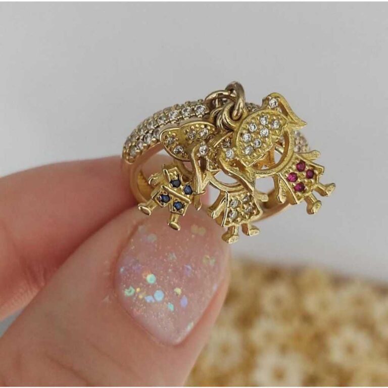 ANEL COM 3 PINGENTE  MENINA E MENINO  FEITO DE MOE