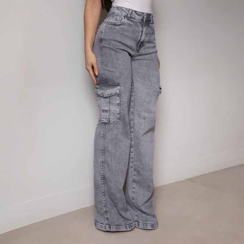 calça jeans cargo grafite feminina empina bumbum super tendencia