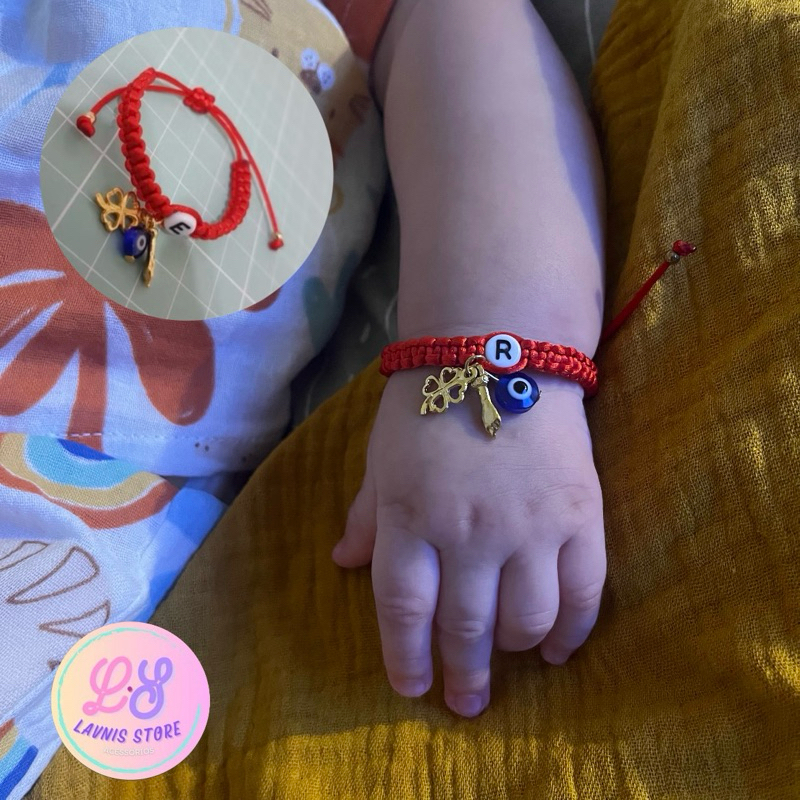 PULSEIRA BABY 3 AMULETOS E LETRA INICIAL