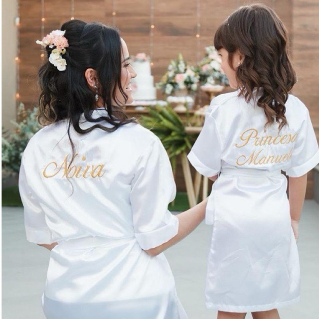 Robe de cetim branco bordado Noiva em dourado