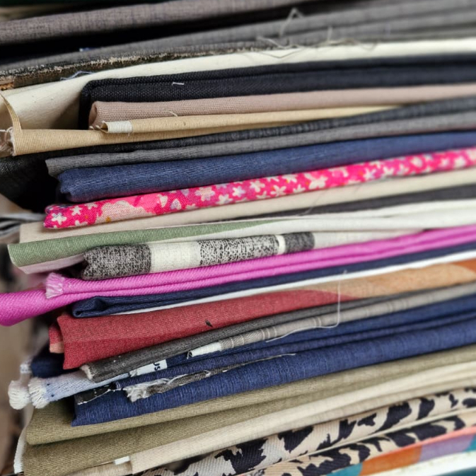 2 quilos de retalho de lonita, brim e aquabloc par