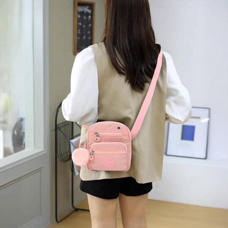 Bolsa Com Pompom Feminina Porta Celular Tipo Carte