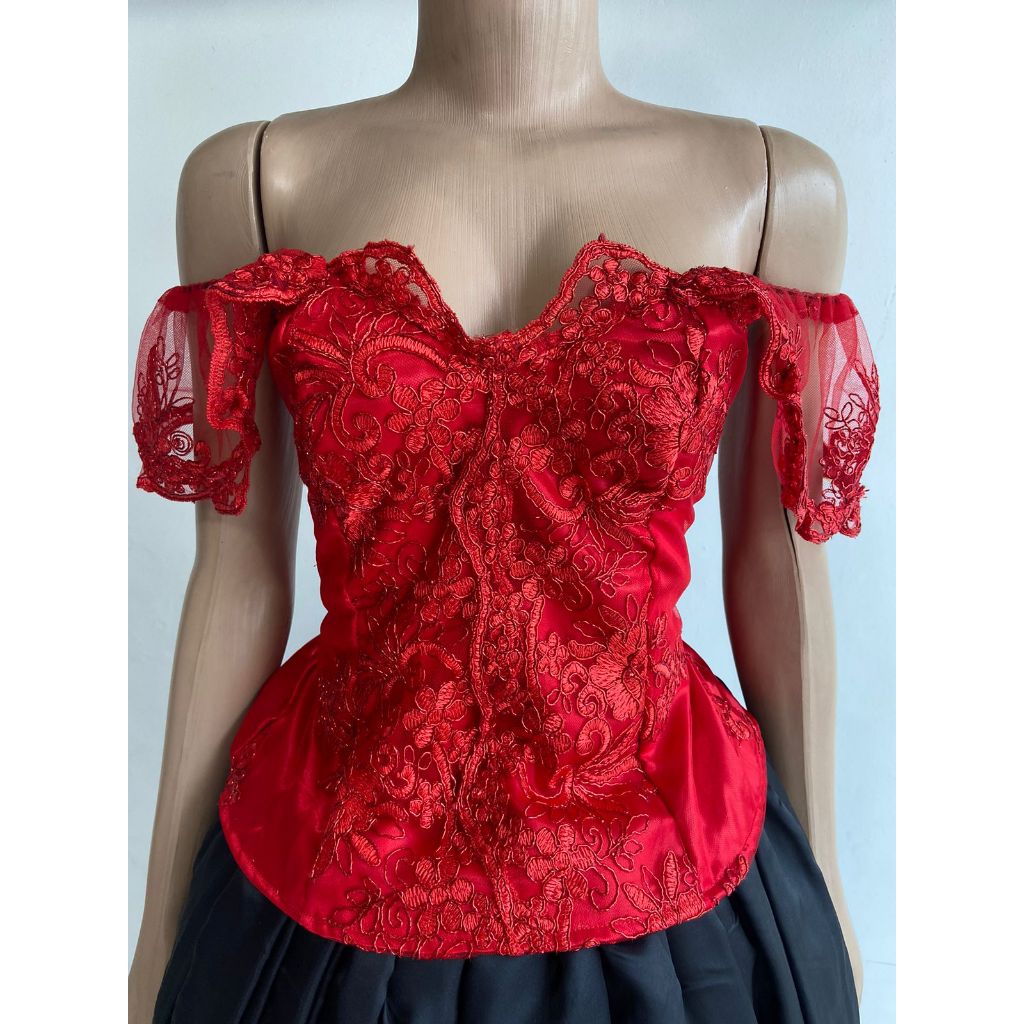 Corpete vermelho de cetim e tule bordado