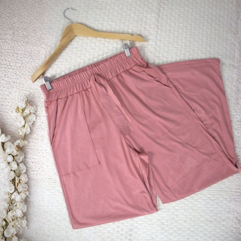 CALÇA PANTALONA EM SUEDE CINTURA ALTA COM BOLSO