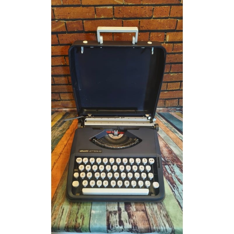 Máquina de Escrever Olivetti Lettera 82 Azul