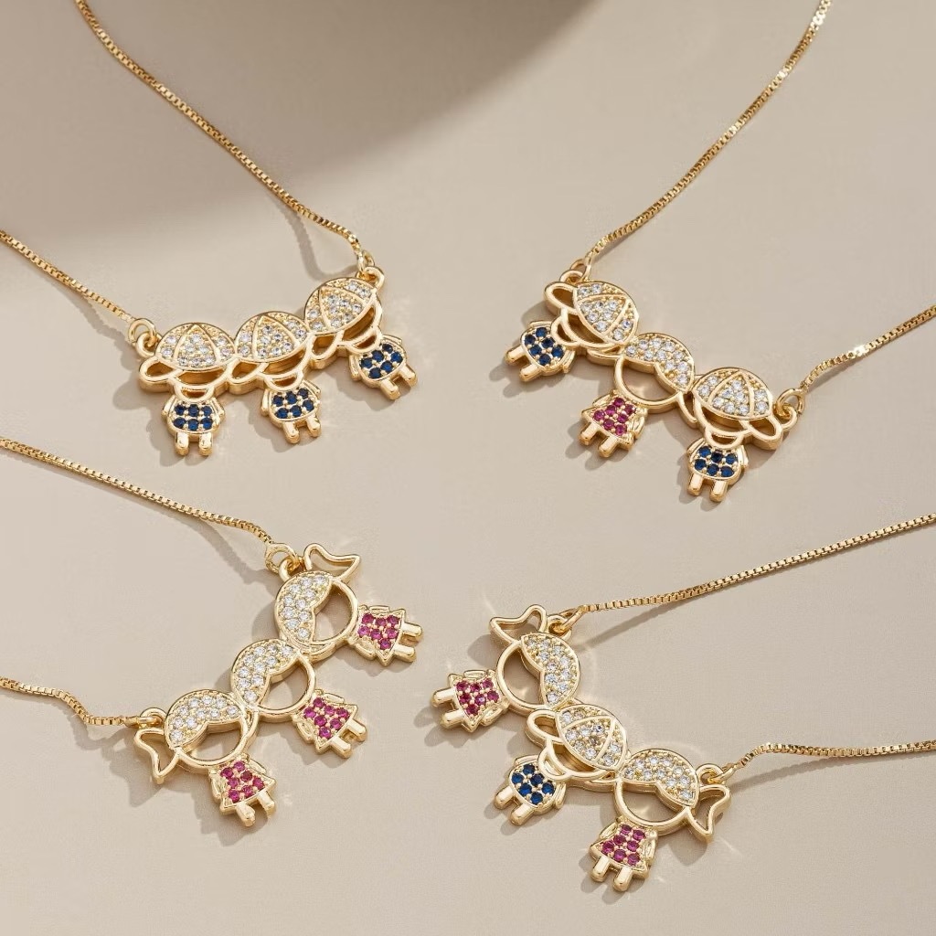 Colar Feminino com Pingentes de Crianças Menino e Menina, Cravejado em Zircônias, Banhado a Ouro 18K