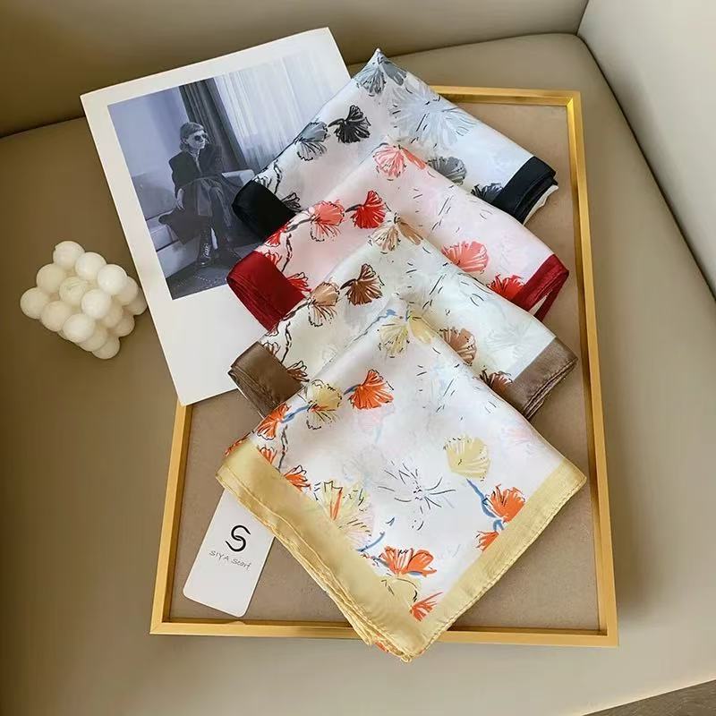 Lenço Feminino de Cetim com Estampa Floral Preta  Toque Suave e Elegante90*90