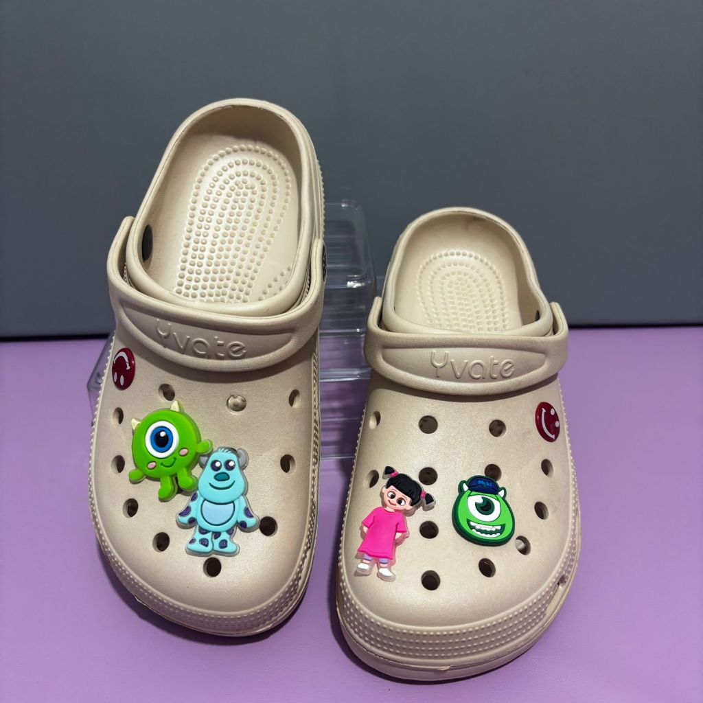 Babuche Yvate Monstros S.A Estiloso c/ 4 pins – Diversos modelos