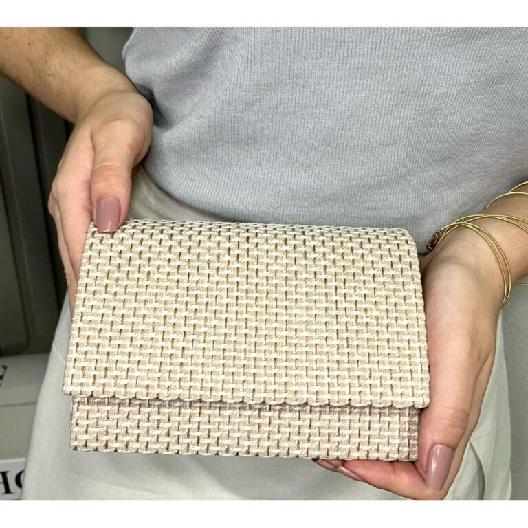 Bolsa de festa na cor palha trama trançada de omb