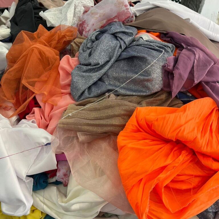 Um Corte de Tecido Variado PROMOÇÃO Não Pode Es