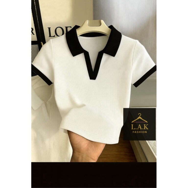 Camiseta Feminina Canelada Gola Polo Detalhe Bicol