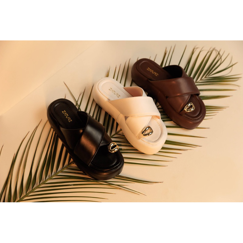 Sandália Feminina Flatform Tiras Acolchoadas e Enfeite dourado