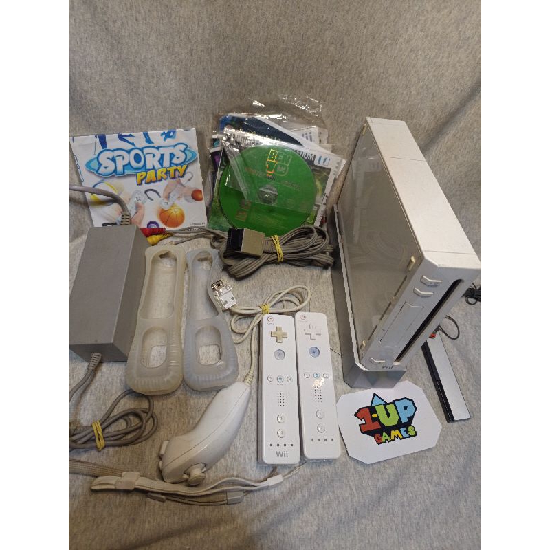 Nintendo wii desb.loqueado. completo. falta uma tampinha de pilha. um controle é paralelo. vários jo