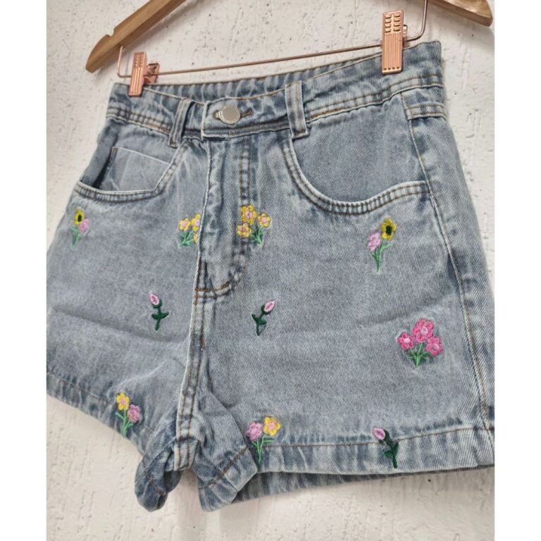 Short Jeans feminina com Bolso Bermuda Feminina Co