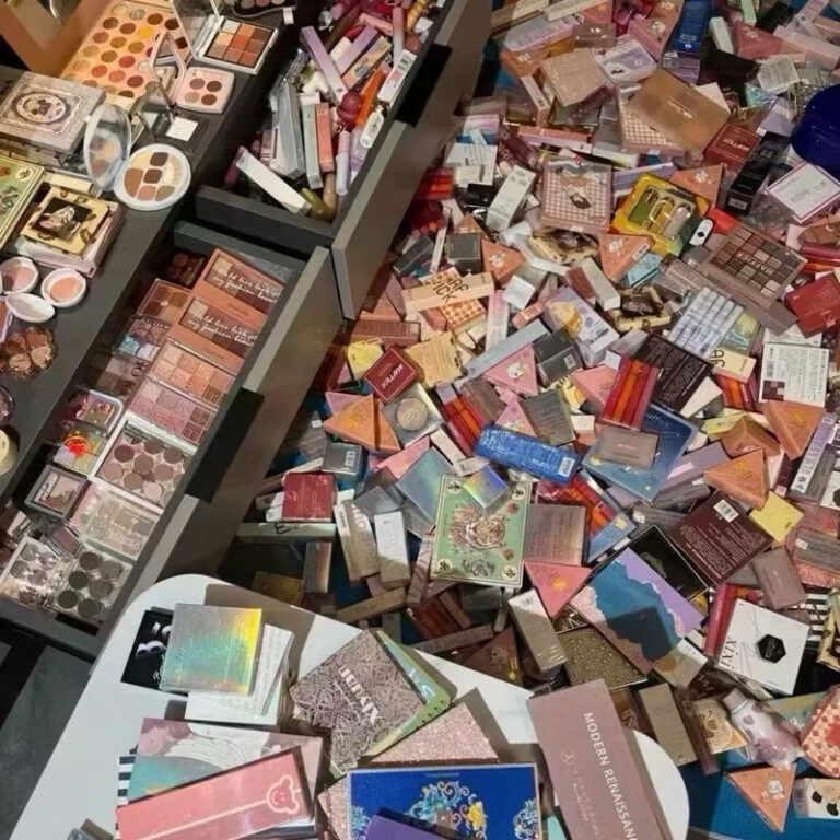 Batons, maquiagem, sombras e delineadores, cosmét