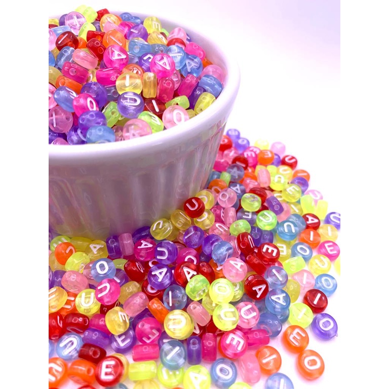 Miçanga Letra Vogal 7mm 25g – Aprox 185 pç