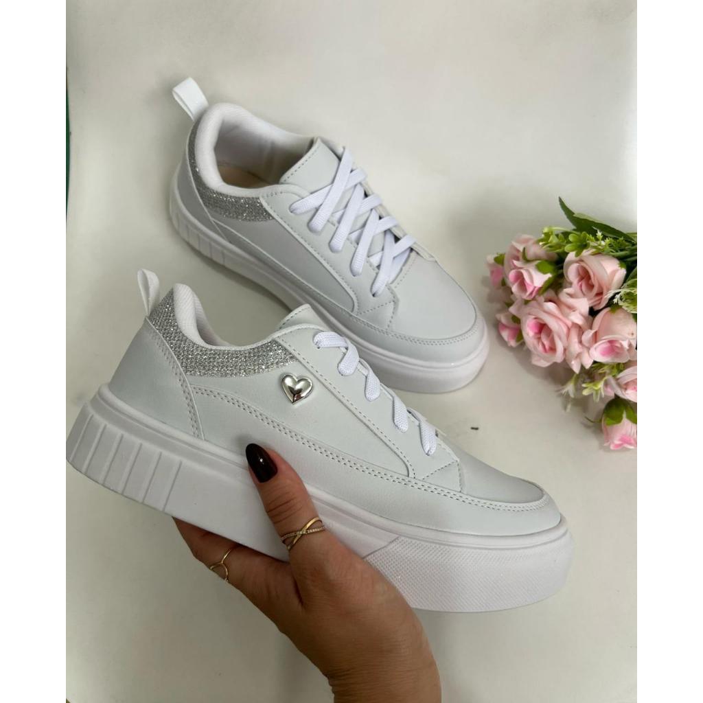 tenis feminino de coraçao com detalhe em gliter s
