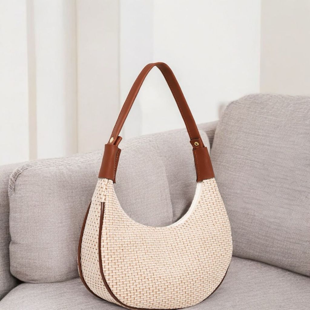 Bolsa Meia Lua em Palha Forrada de Cetim De Ombro 