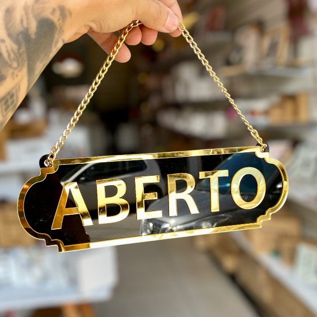PLACA ABERTO E FECHADO EM ACRILICO ESPELHADO COM V