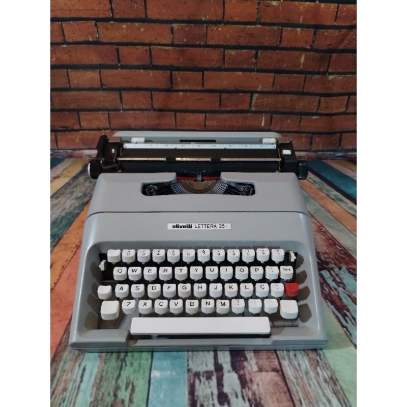 Máquina de escrever Olivetti Lettera 35