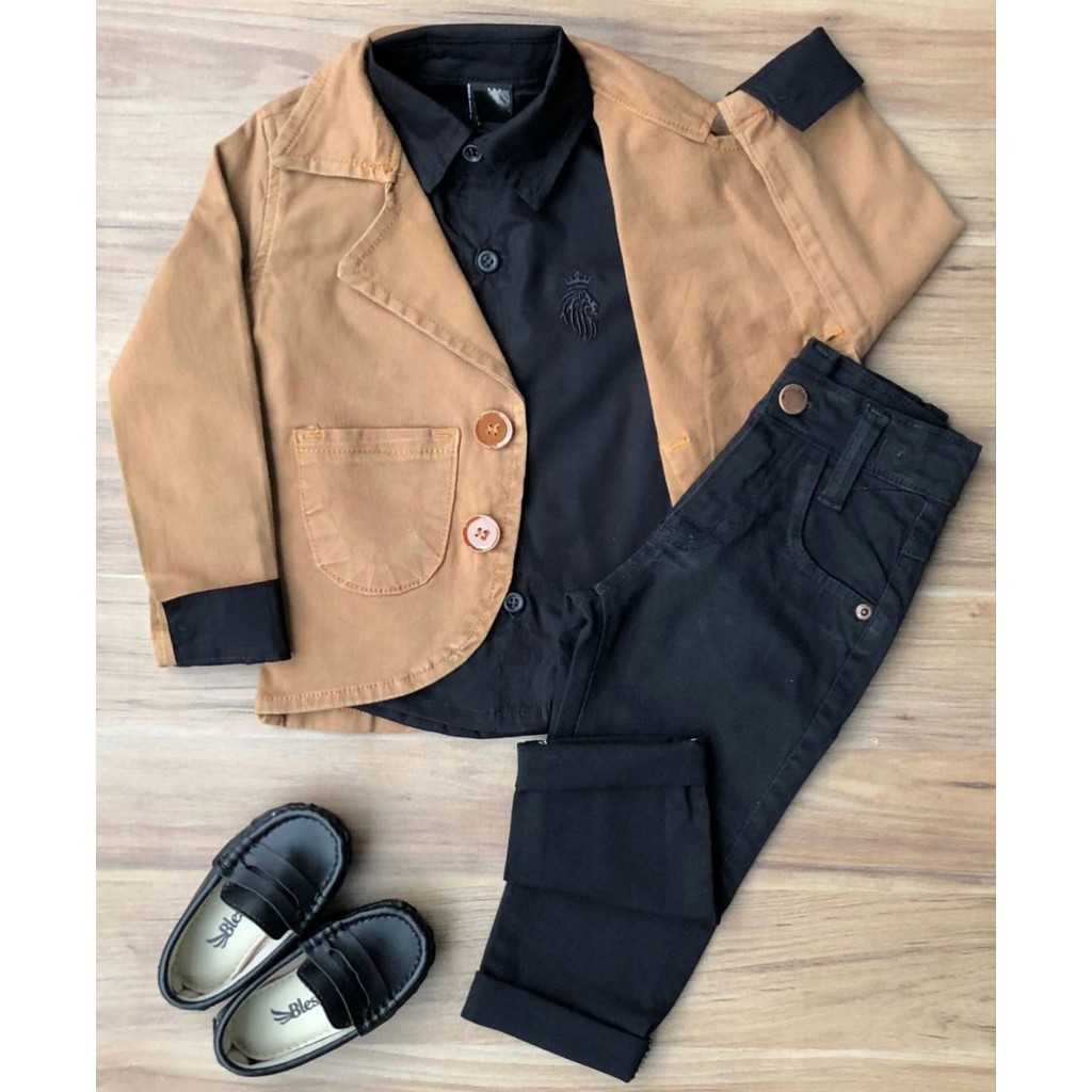 Blazer Caramelo com Camisa Preta e Calça Preta In