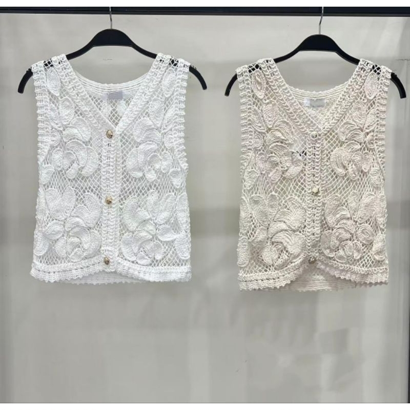 Colete em crochê com botães dourados delicadolev