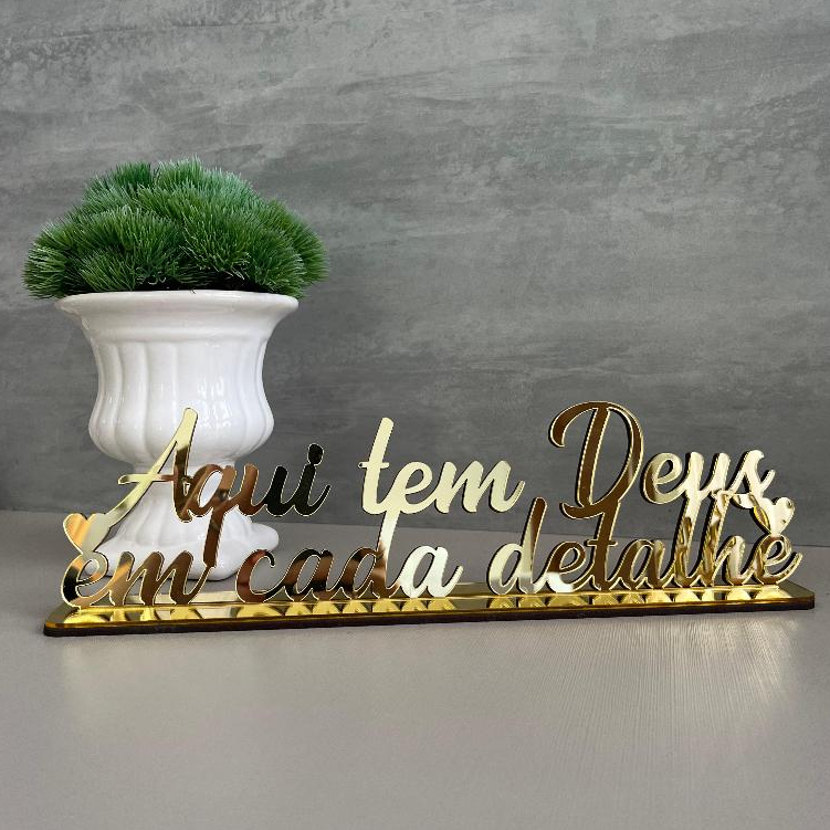Frase Em Acrílico Aqui Tem Deus Em Cada Detalhe D