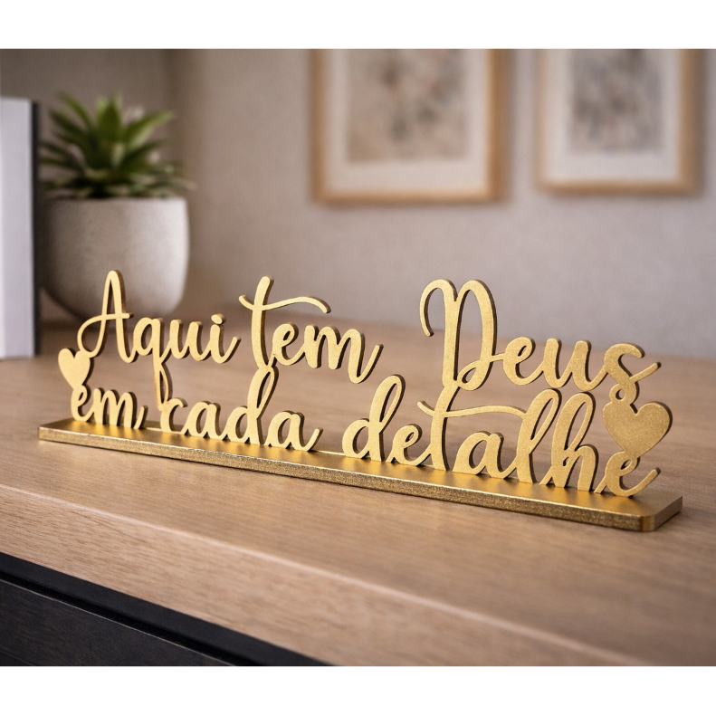 Frase Decorativa: Aqui tem Deus em Cada Detalhe &l
