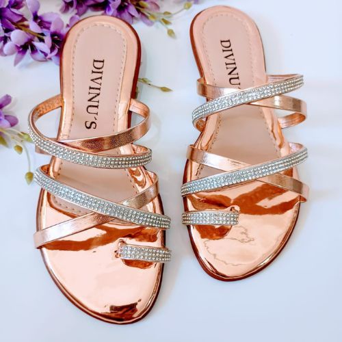 Sandália Rasteira com Pedrarias Finas Tiras Cruza