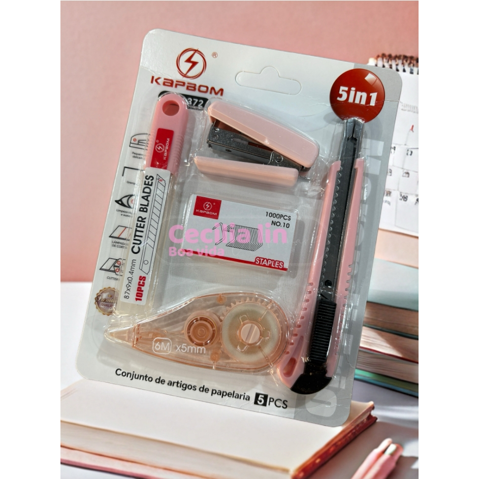 O kit de papelaria inclui cortador, grampeador e f