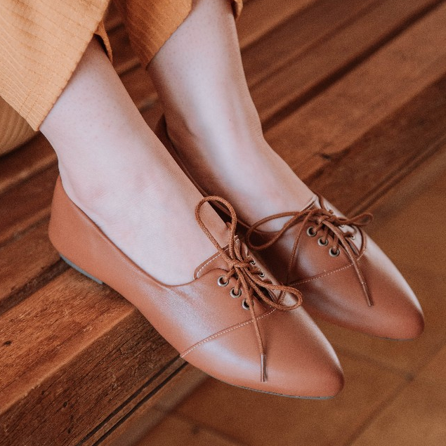 Sapatilha feminina Oxford com Cadarço Bico fino C