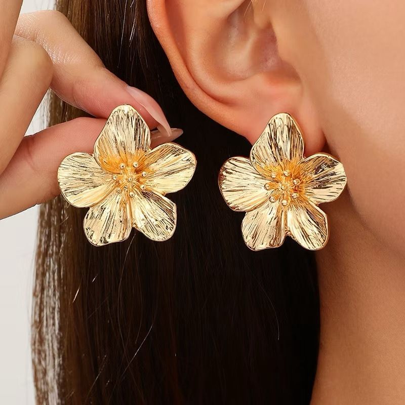 Brinco de Flor de Lirio Folheados: Elegância e Lu