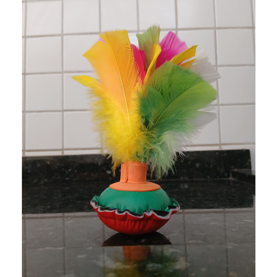 Peteca brinquedo artesanal infantil com penas colo