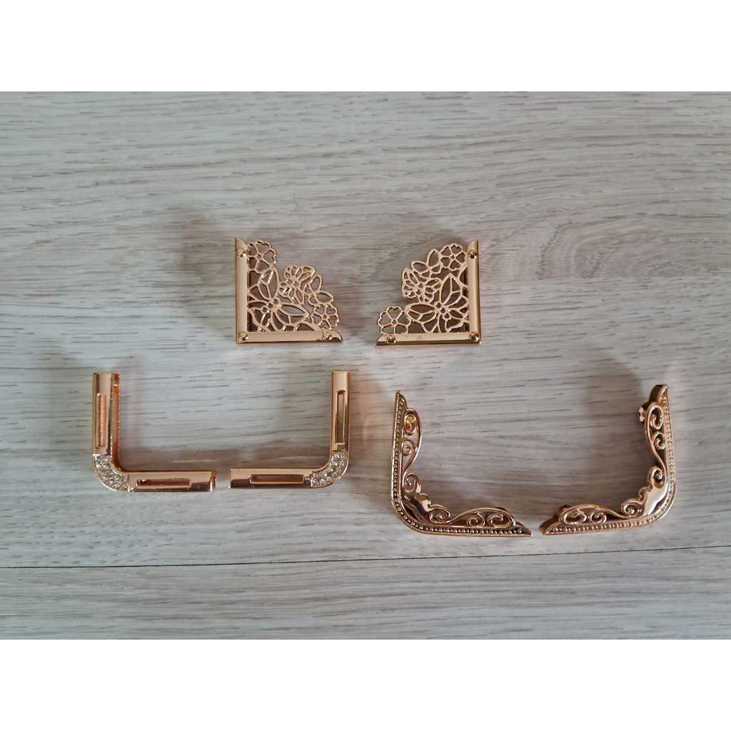 Par de Cantoneira de Metal com parafuso para bolsa