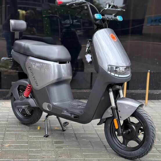 Moto elétrica Foston X13 Max Preta e Branca Scoot