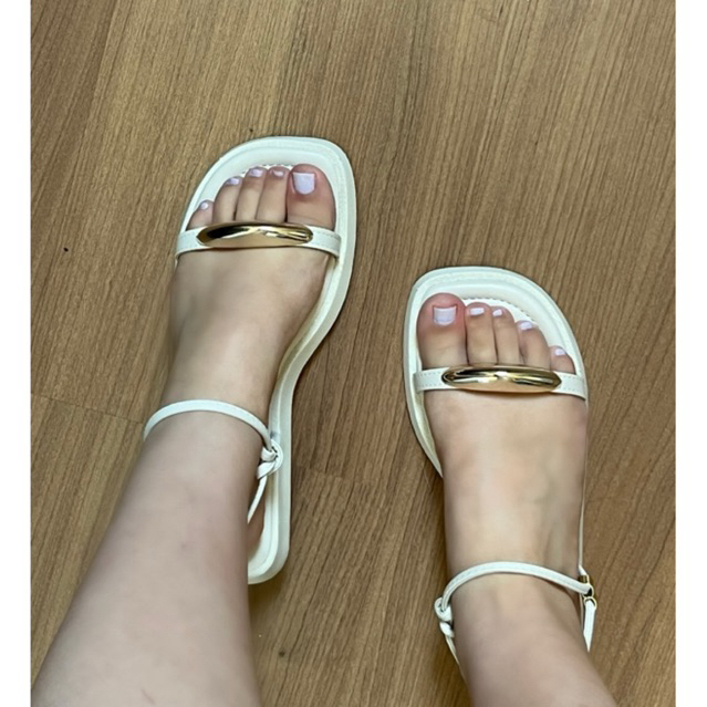 Flatform confortável com detalhe metalizado | Ori