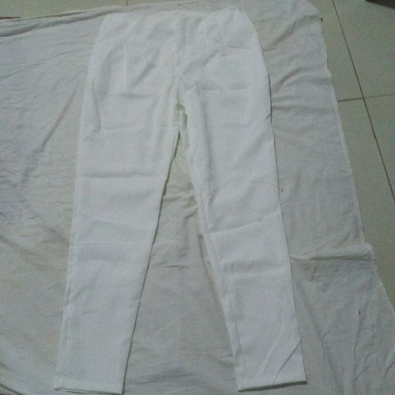 calça social nova, veste M e um G menor, nova