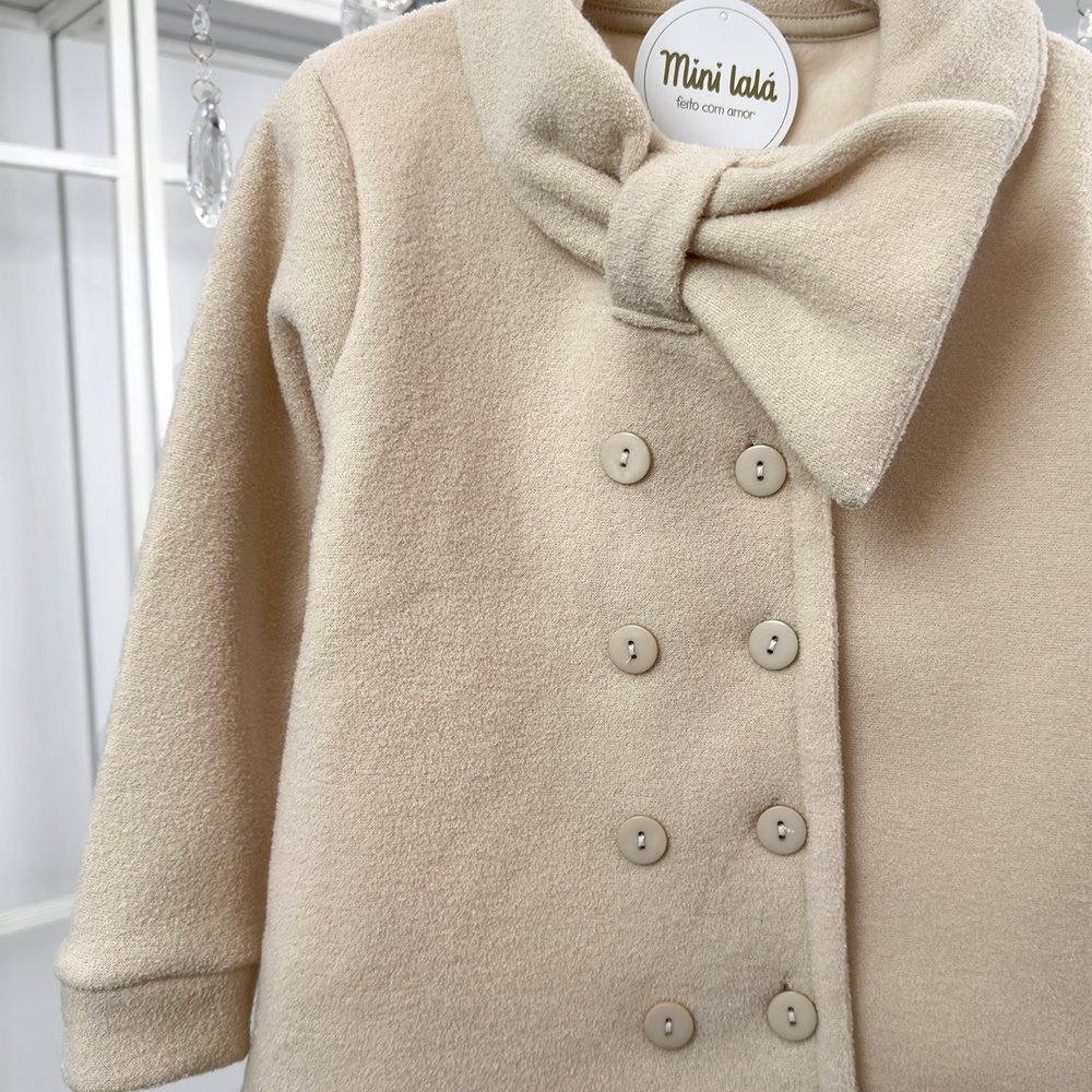 Casaco Infantil Bouclê Bege Gola Laço Com Botõe