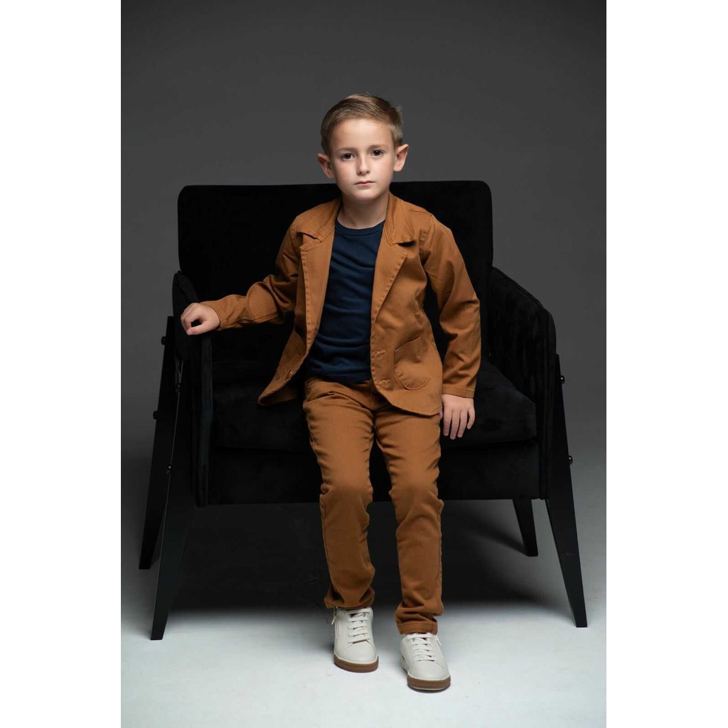 Calça Caramelo com Camiseta Azul Marinho e Blazer