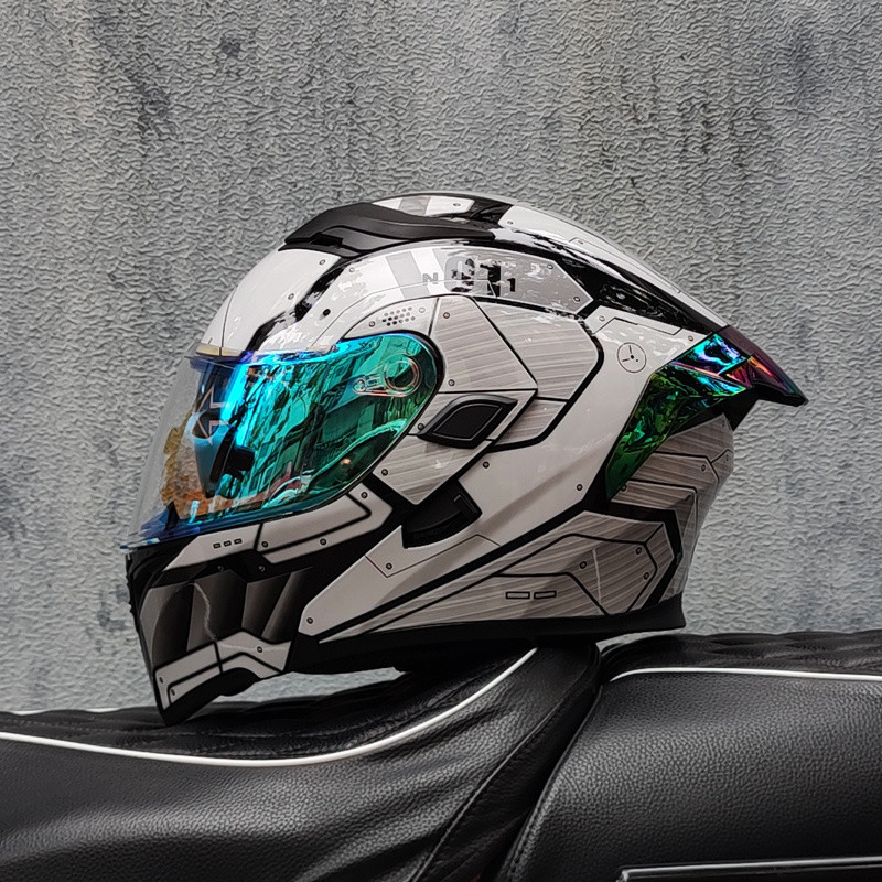 Orz motocicleta revelando capacete das mulheres do