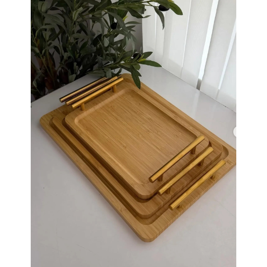 Bandeja de Bambu e Madeira com Alças Douradas -Um