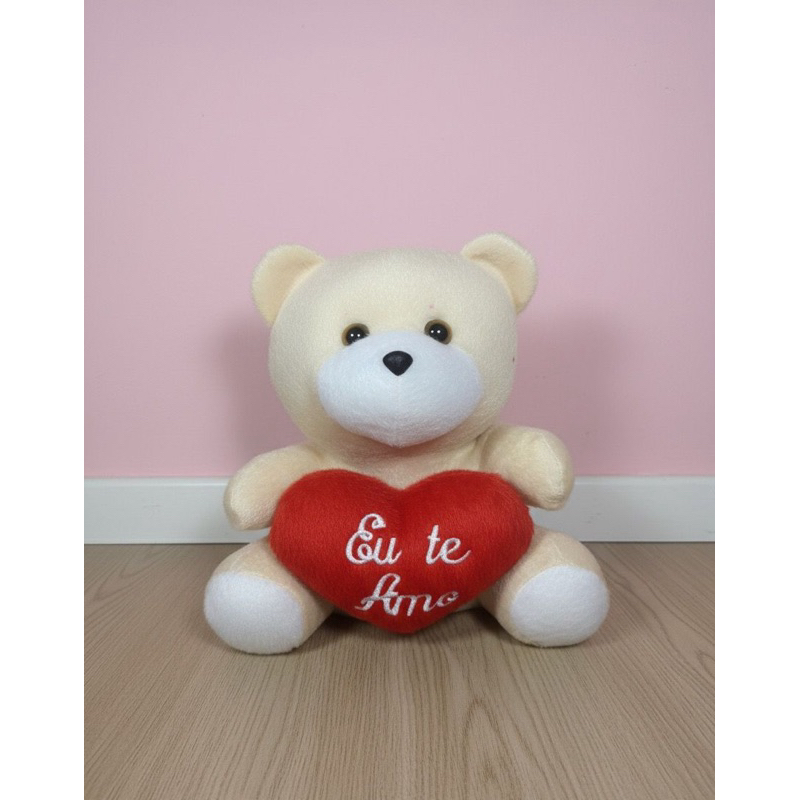 Ursinho de pelúcia 20 cm com coração escrito eu