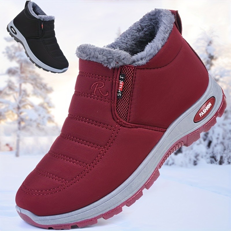 Senhoras mantêm botas de neve de lã quente, sola